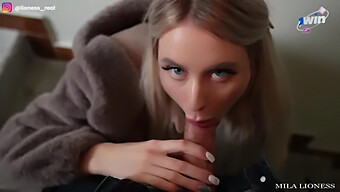 Pov-Video Af En Deepthroat Blowjob På Et Offentligt Sted