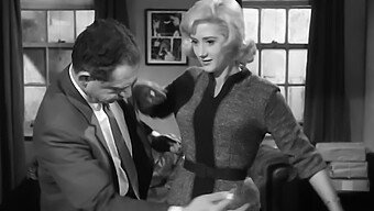 Britisk Berømthed Liz Fraser I En Vintage Erotisk Scene