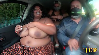 Mulheres Brasileiras De Seios Grandes Cavalgam No Carro Com Um Pau Grande