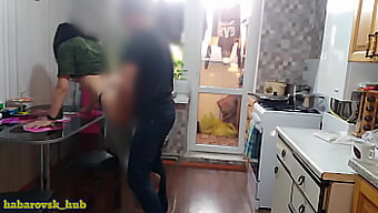 Esposa Morbosa Recibe Una Mamada Y Una Mamada Del Amigo De Su Marido