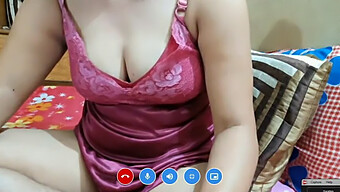 Tante Indienne Mature Se Fait Doigter La Chatte Serrée Par Webcam