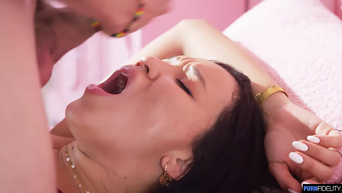 La Belleza Asiática Asia Vargas Experimenta Una Dura Corrida Facial De Su Pareja Bien Dotada