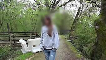 Junge Mädchen In Ihrem Ersten Vorsprechen-Video