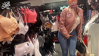 Milf Amadora Fica Kinky Com Um Brinquedo Sexual Em Público