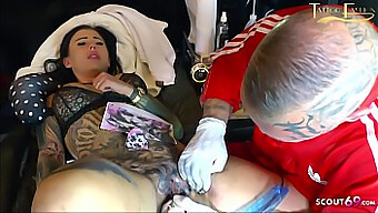 L'Adolescente Aux Gros Seins Snowwhite Se Fait Tatouer Par Une Grosse Bite Et Une Chatte Dans Une Vidéo