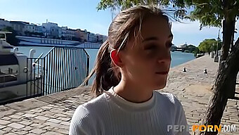 La Teenager Anita Fa Il Suo Primo Trio Con Ragazzi Marroni E Piccoli