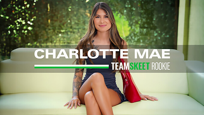 การเผชิญหน้าครั้งแรกของ Charlotte Mae ที่มีกระเจี๊ยวขนาดใหญ่และใบหน้า