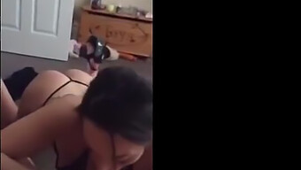 Gadis Baru Memberikan Blowjob Dalam Video Panas Ini.