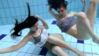 La Bellezza Ceca Janka E Aneta Fanno Una Doppia Penetrazione In Piscina!