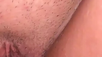 Vista De Cerca De La Esposa Puta Británica Recibiendo Creampie