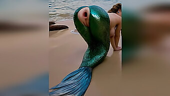 Um Estranho Penetra A Sereia Vigorosamente Na Praia, Danificando Seu Delicado Ânus Com Intenso Sexo Anal Ao Ar Livre